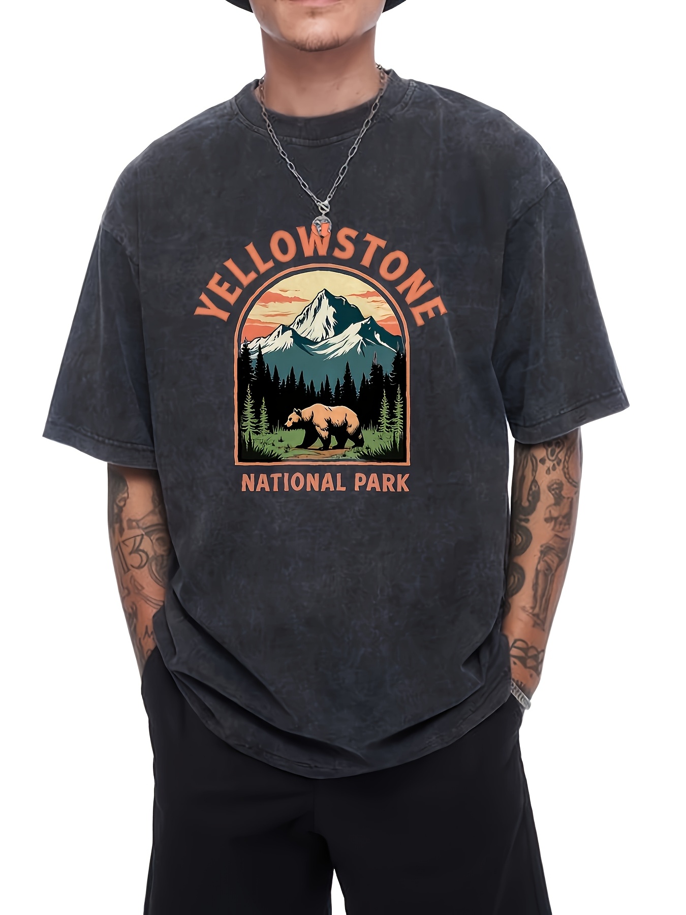 Outdoor Adventure Wear - เสื้อยืดวินเทจลายอุทยานแห่งชาติเยลโลวีนสำหรับผู้ชาย - เสื้อยืดแขนสั้นลายหมีและภูเขาที่ชวนให้คิดถึงอดีต เหมาะสำหรับการเดินป่า ผจญภัยกลางแจ้ง และการสวมใส่ในชีวิตประจำวัน