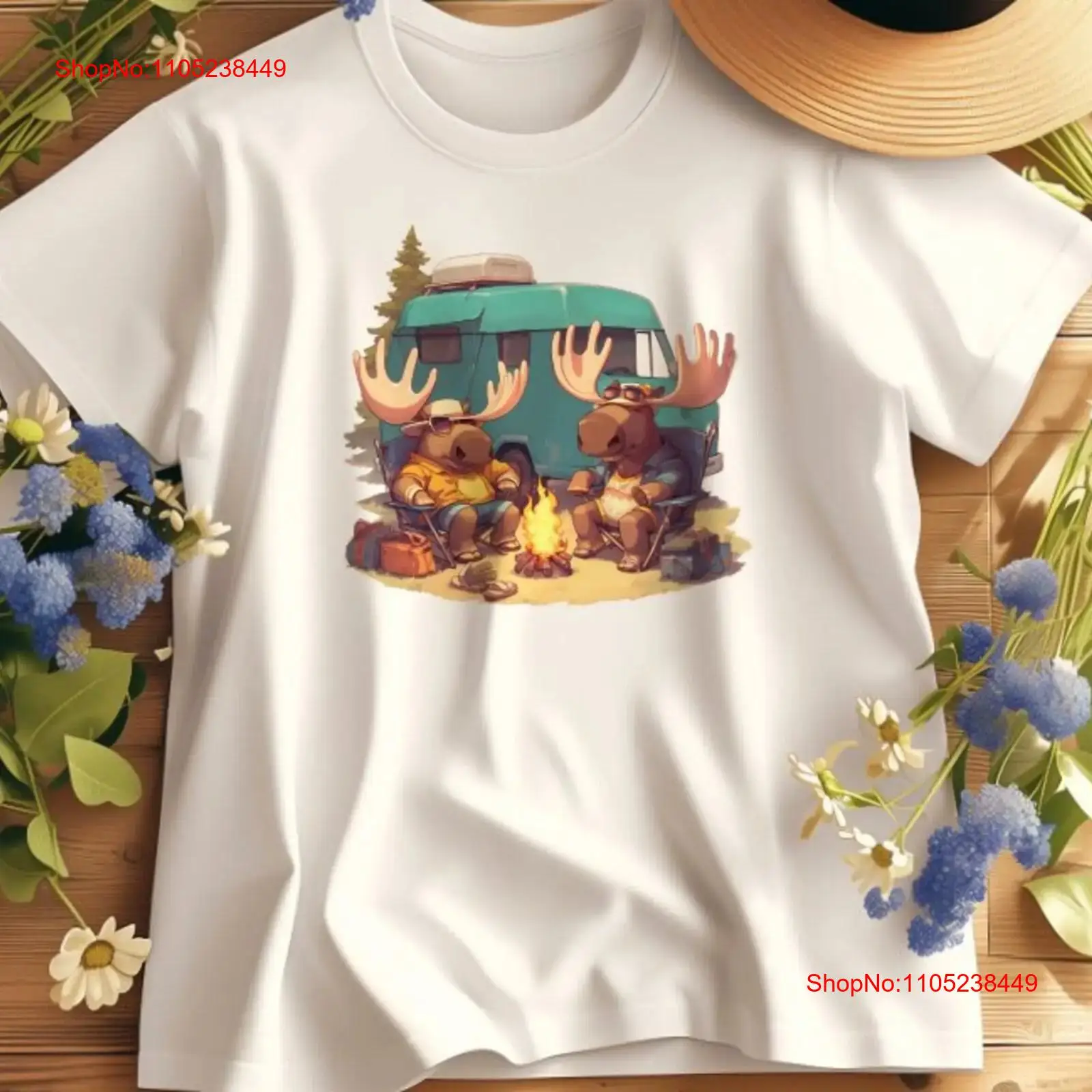 Outdoor Adventure At - เสื้อยืดลายมูสแคมป์ปิ้งที่กองไฟ สำหรับคนรักธรรมชาติ เสื้อผ้าสำหรับการผจญภัยกลางแจ้ง สไตล์วินเทจ ล้างทำความสะอาดได้ ทันสมัย